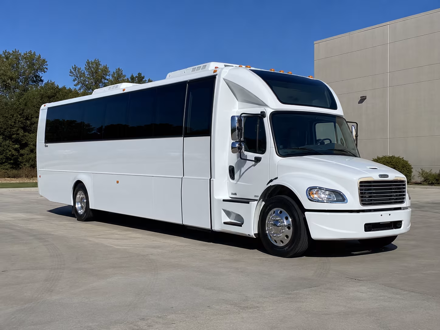 farmington 28 passenger party bus